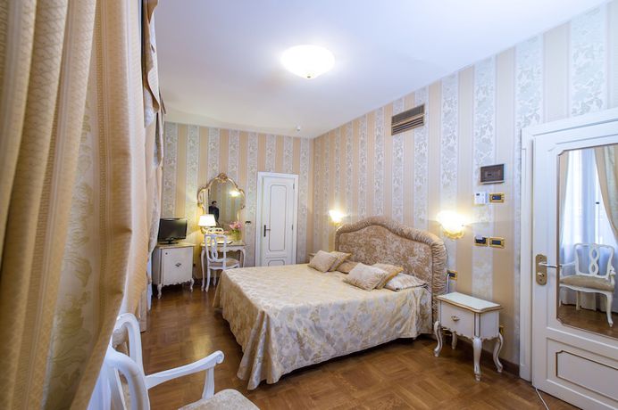Imagen de la habitación del Hotel San Zaccaria. Foto 10