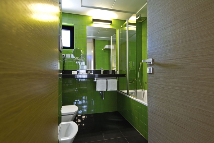 Imagen de la habitación del Hotel Sana Capitol. Foto 11