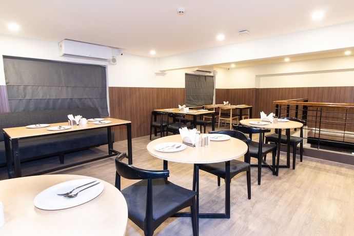 Imagen del bar/restaurante del Hotel Sanctum Suites Richmond Road Bangalore. Foto 2