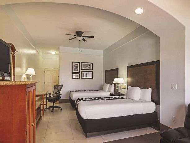 Imagen de la habitación del Hotel Sand Rose Beach Resort. Foto 4