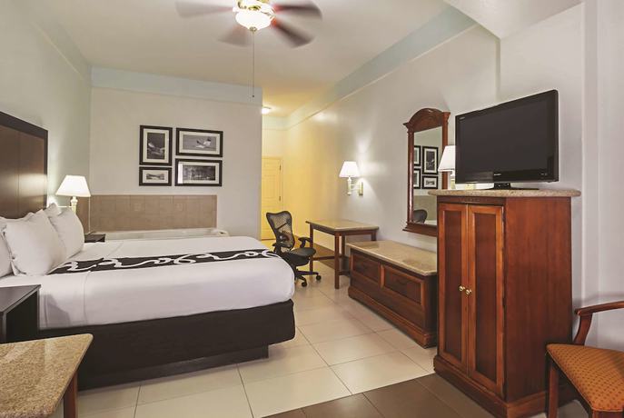 Imagen de la habitación del Hotel Sand Rose Beach Resort. Foto 15