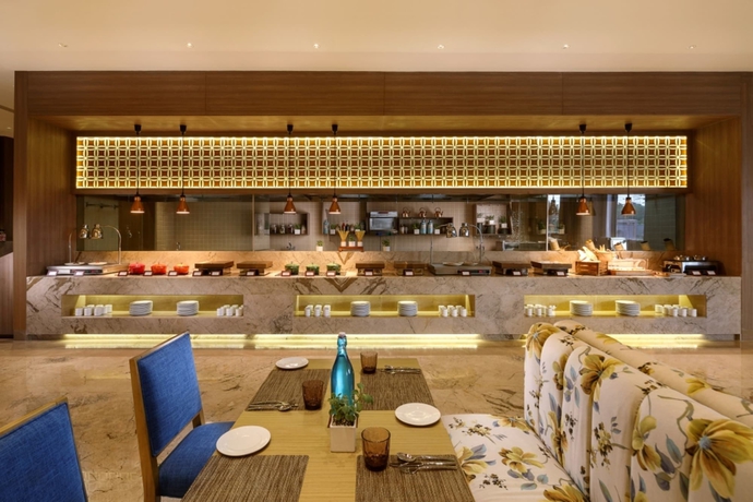 Imagen del bar/restaurante del Hotel Sandal Suites Op. By Lemon Tree Hotels. Foto 2