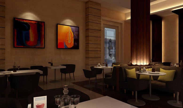 Imagen del bar/restaurante del Hotel Sandal Suites Op. By Lemon Tree Hotels. Foto 3