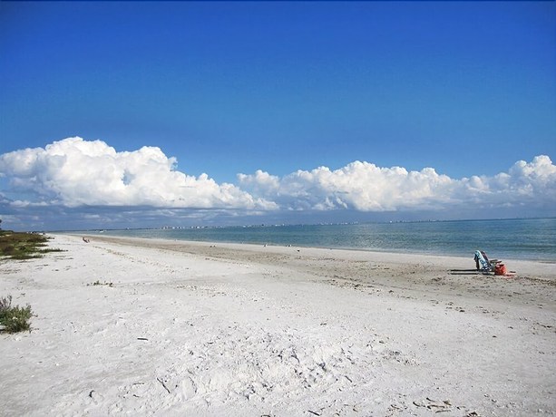 Imagen de los exteriores del Hotel Sandalfoot Beachfront Condominium. Foto 16