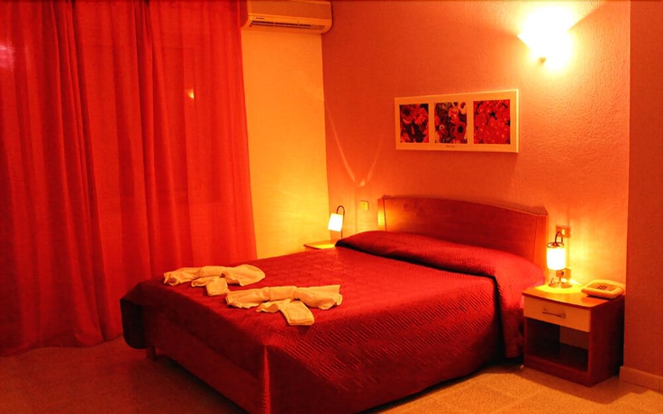Imagen de la habitación del Hotel Sandalion. Foto 15
