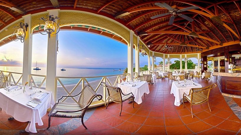 Imagen del bar/restaurante del Hotel Sandals Montego Bay - All Inclusive Couples Only. Foto 1