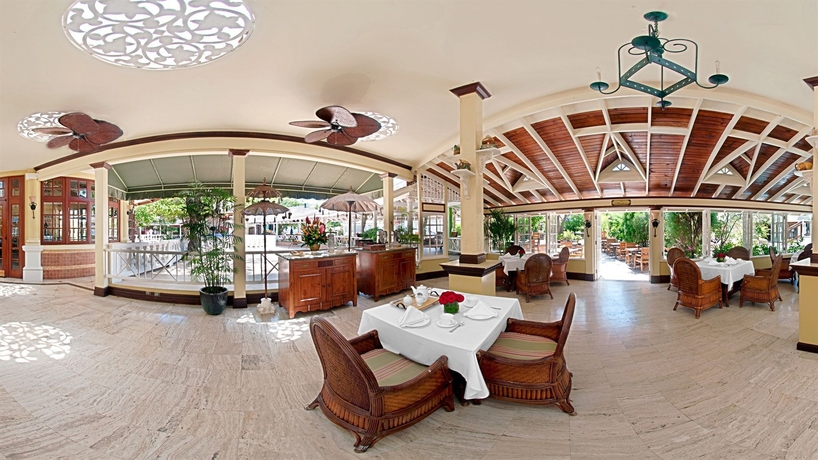 Imagen del bar/restaurante del Hotel Sandals Royal Caribbean - All Inclusive Couples Only. Foto 1