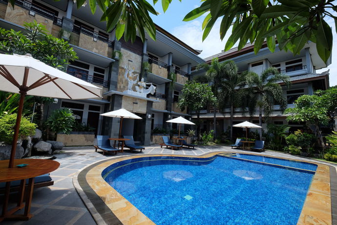 Imagen de la piscina del Hotel Sandat Kuta. Foto 20