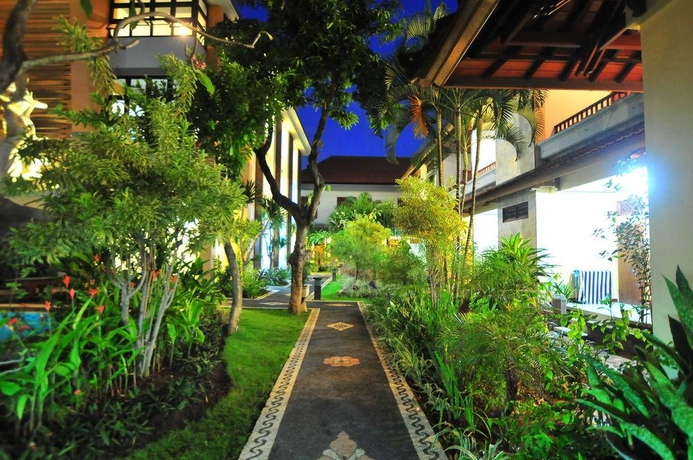 Imagen de los exteriores del Hotel Sandat Legian. Foto 9