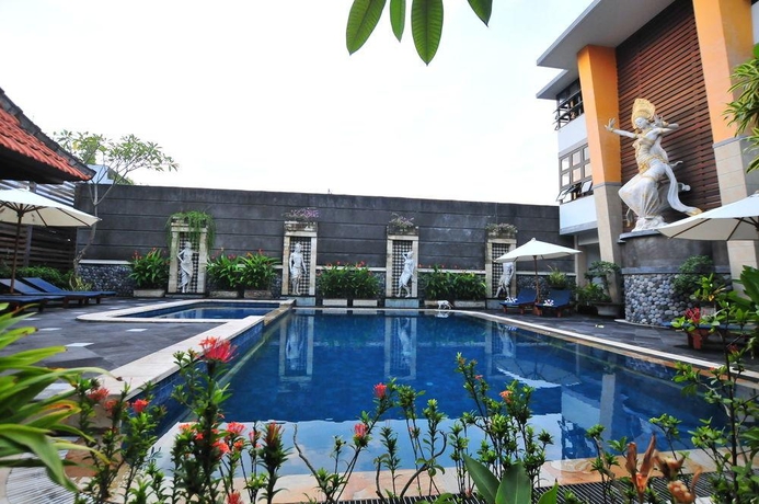 Imagen de la piscina del Hotel Sandat Legian. Foto 11