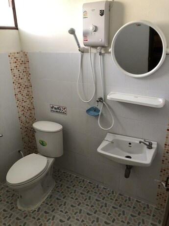 Imagen de la habitación del Hotel Sandee Place Chomthong. Foto 19