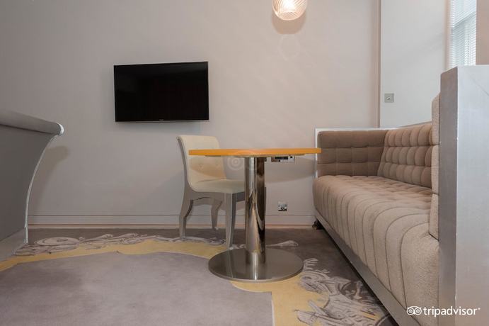 Imagen de la habitación del Hotel Sanderson. Foto 16