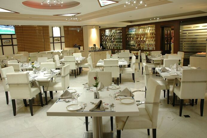 Imagen del bar/restaurante del Hotel Sandesh The Prince. Foto 10