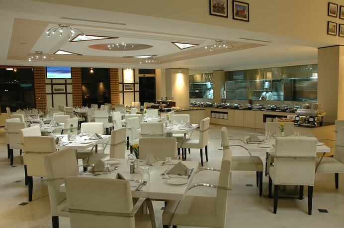Imagen del bar/restaurante del Hotel Sandesh The Prince. Foto 12