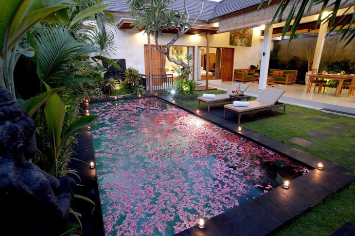 Imagen de la piscina del Hotel Sandi Agung Villa. Foto 14