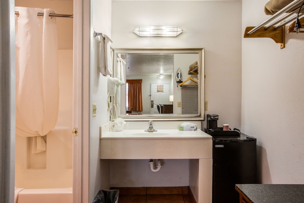 Imagen de la habitación del Hotel Sandia Peak Inn Old Town ABQ, a Howard Johnson by Wyndham. Foto 16