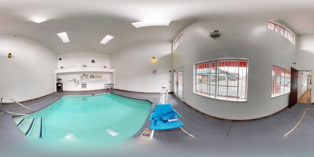 Imagen de la piscina del Hotel Sandia Peak Inn Old Town ABQ, a Howard Johnson by Wyndham. Foto 20