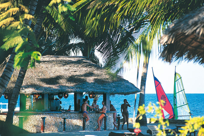 Imagen de la habitación del Hotel Sandies Tropical Village. Foto 7