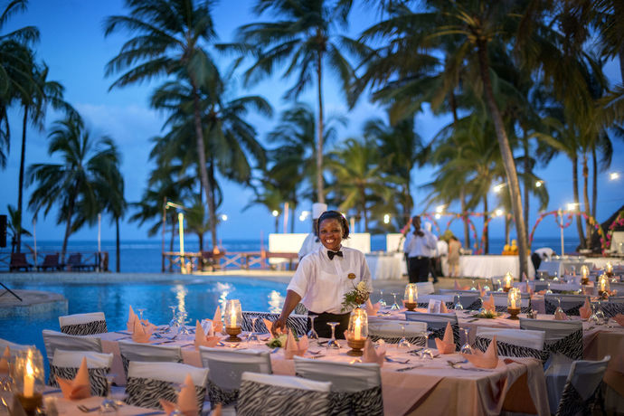 Imagen del bar/restaurante del Hotel Sandies Tropical Village. Foto 6