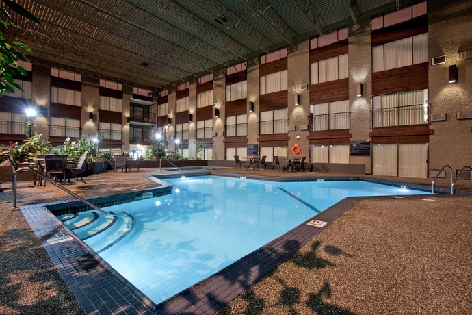 Imagen de la piscina del Hotel Sandman Edmonton West. Foto 16