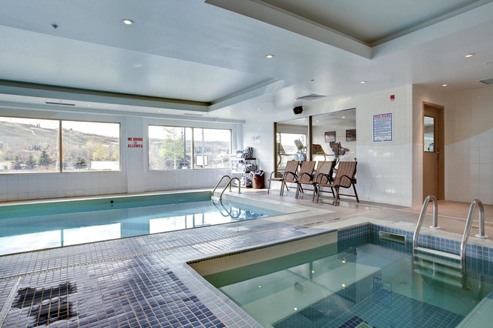 Imagen de la piscina del Hotel Sandman Hotels and Suites Calgary West. Foto 14