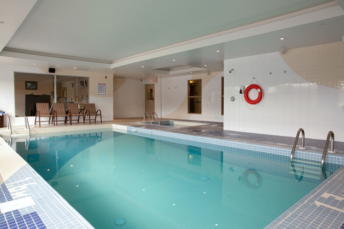Imagen de la piscina del Hotel Sandman Hotels and Suites Calgary West. Foto 15