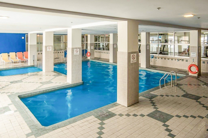 Imagen de la piscina del Hotel Sandman Montreal - Longueuil. Foto 15