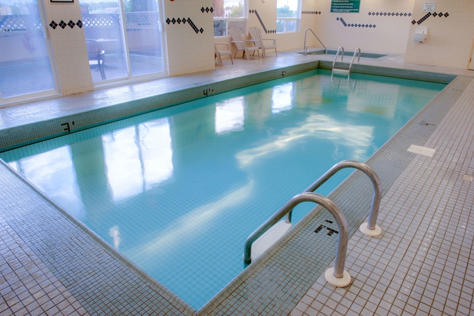 Imagen de la piscina del Hotel Sandman Quesnel. Foto 11