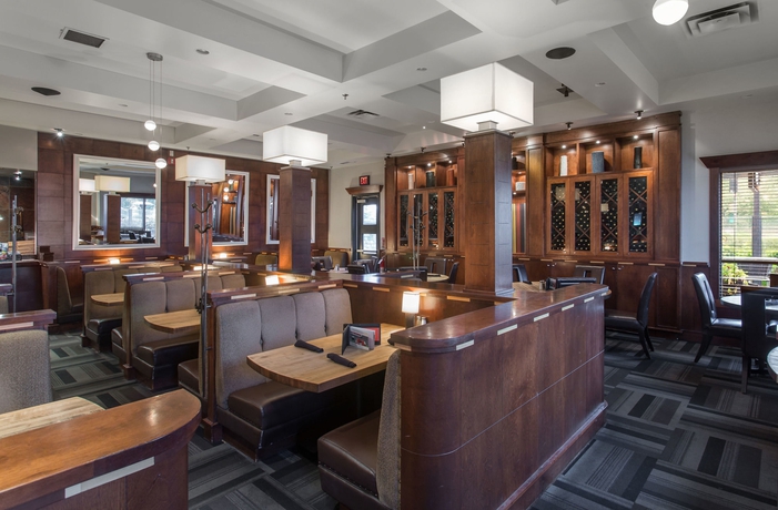 Imagen del bar/restaurante del Hotel Sandman Red Deer. Foto 2