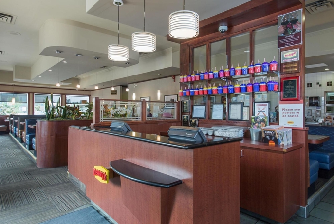 Imagen del bar/restaurante del Hotel Sandman Red Deer. Foto 4