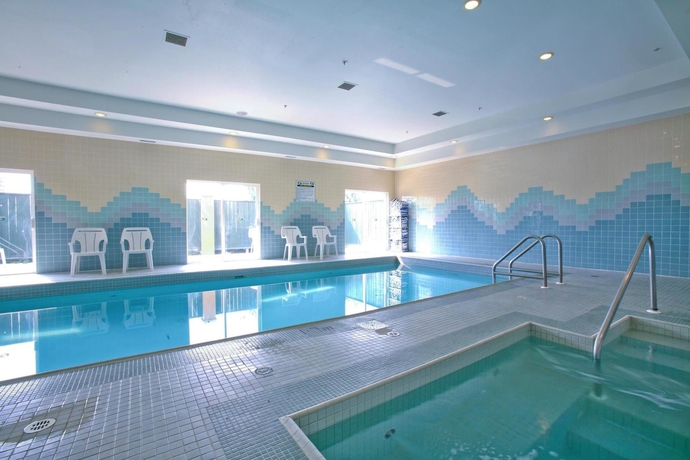Imagen de la piscina del Hotel Sandman Red Deer. Foto 16