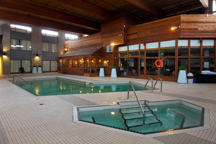 Imagen de la piscina del Hotel Sandman Revelstoke. Foto 9