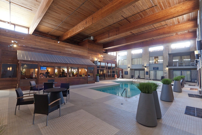 Imagen de la piscina del Hotel Sandman Revelstoke. Foto 10