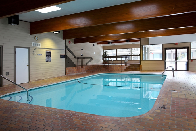 Imagen de la piscina del Hotel Sandman Revelstoke. Foto 11