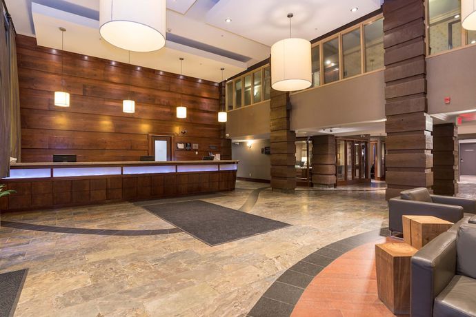 Imagen de los interiores del Hotel Sandman Signature Calgary Airport. Foto 15