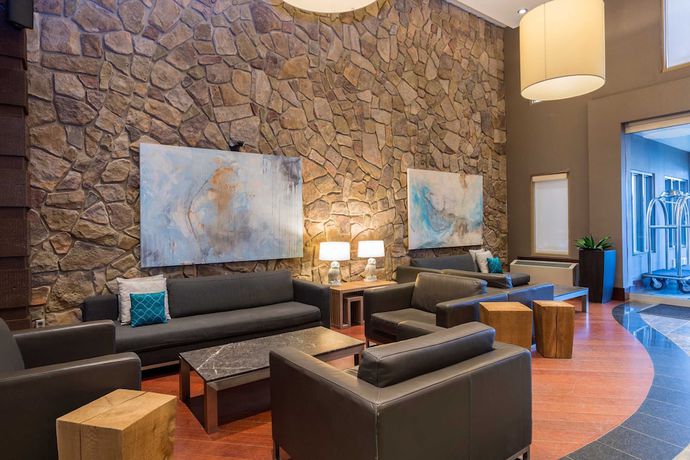 Imagen de los interiores del Hotel Sandman Signature Calgary Airport. Foto 18