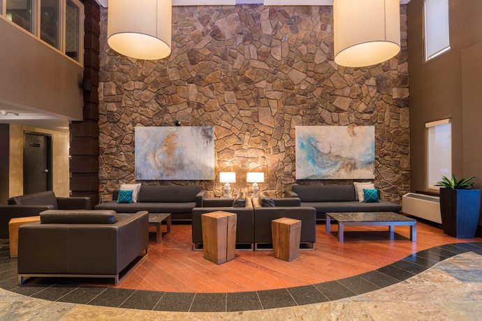 Imagen de los interiores del Hotel Sandman Signature Calgary Airport. Foto 19