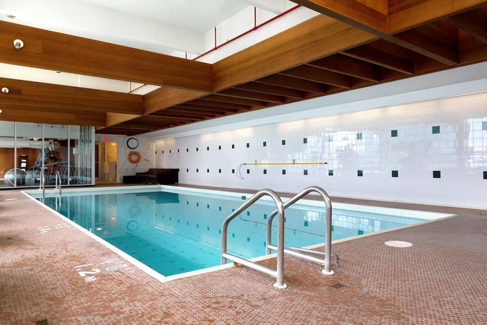 Imagen de la piscina del Hotel Sandman Signature Edmonton Downtown. Foto 19