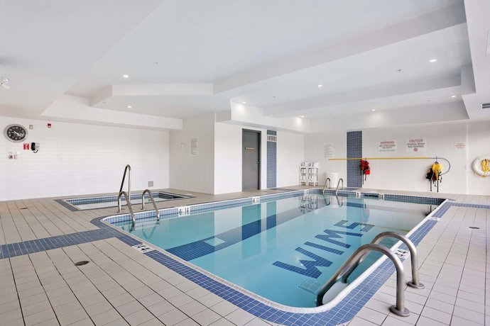Imagen de la piscina del Hotel Sandman Signature Langley. Foto 18