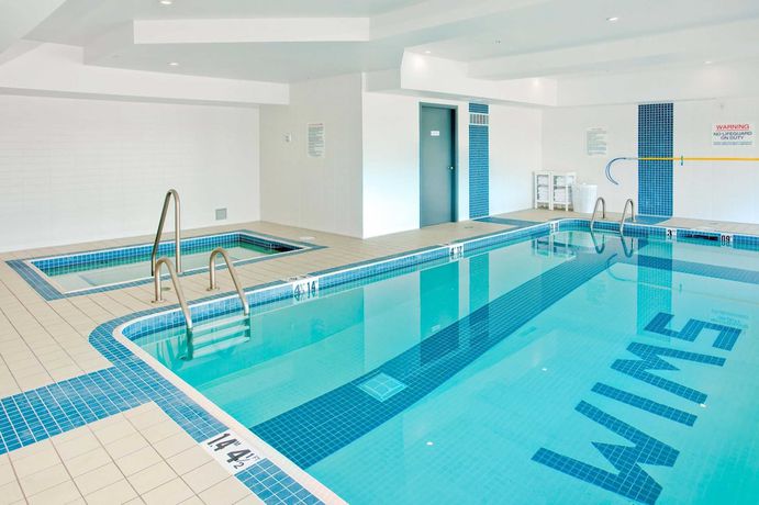Imagen de la piscina del Hotel Sandman Signature Langley. Foto 19