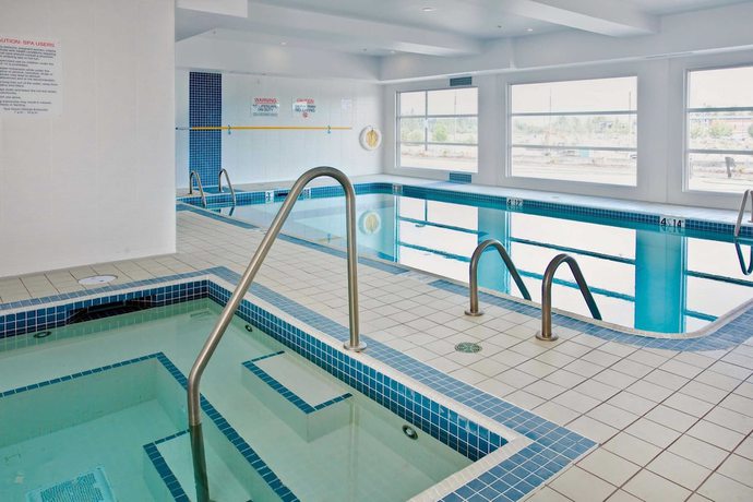 Imagen de la piscina del Hotel Sandman Signature Langley. Foto 20