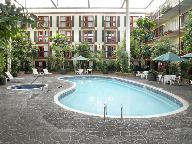 Imagen de la piscina del Hotel Sandman Signature Lethbridge Lodge. Foto 9