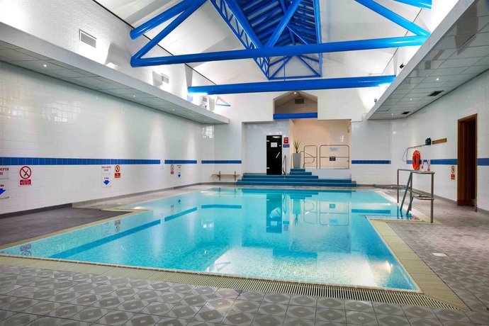 Imagen de la piscina del Hotel Sandman Signature London Gatwick. Foto 16