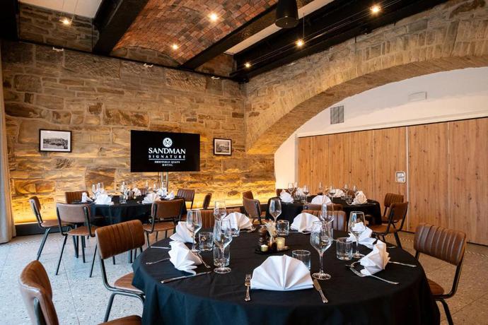 Imagen del bar/restaurante del Hotel Sandman Signature Sheffield Quays. Foto 5