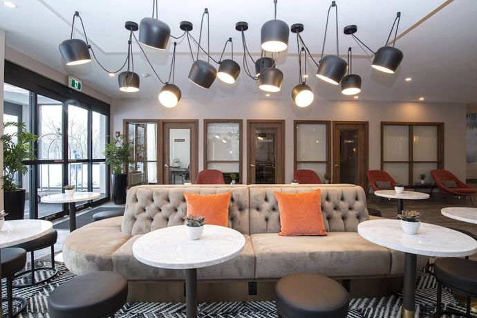 Imagen de los interiores del Hotel Sandman Signature Sherwood Park. Foto 16