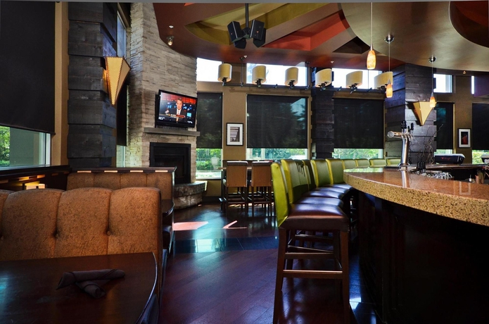 Imagen del bar/restaurante del Hotel Sandman Suites Surrey-guildford. Foto 3