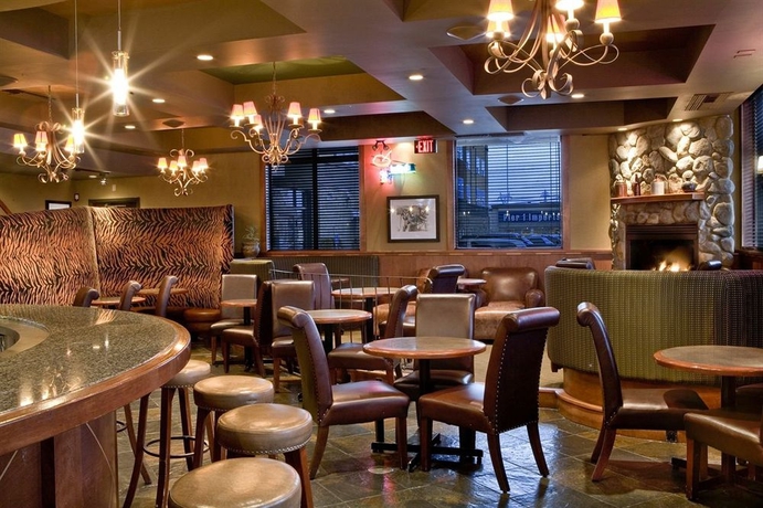 Imagen del bar/restaurante del Hotel Sandman Vancouver Airport. Foto 3