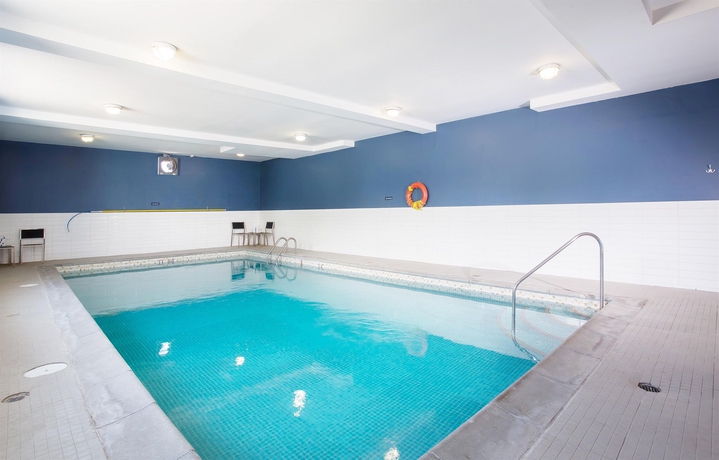 Imagen de la piscina del Hotel Sandman Vernon. Foto 16