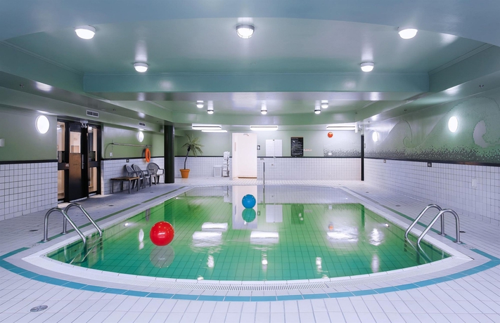 Imagen de la piscina del Hotel Sandman Victoria. Foto 16