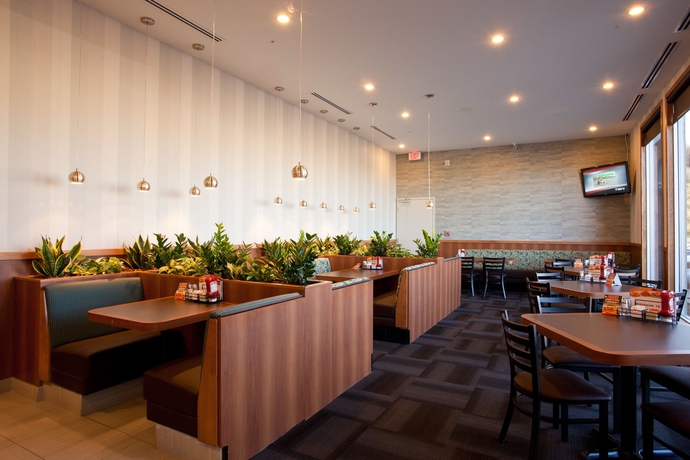 Imagen del bar/restaurante del Hotel Sandman and Suites Calgary South. Foto 3